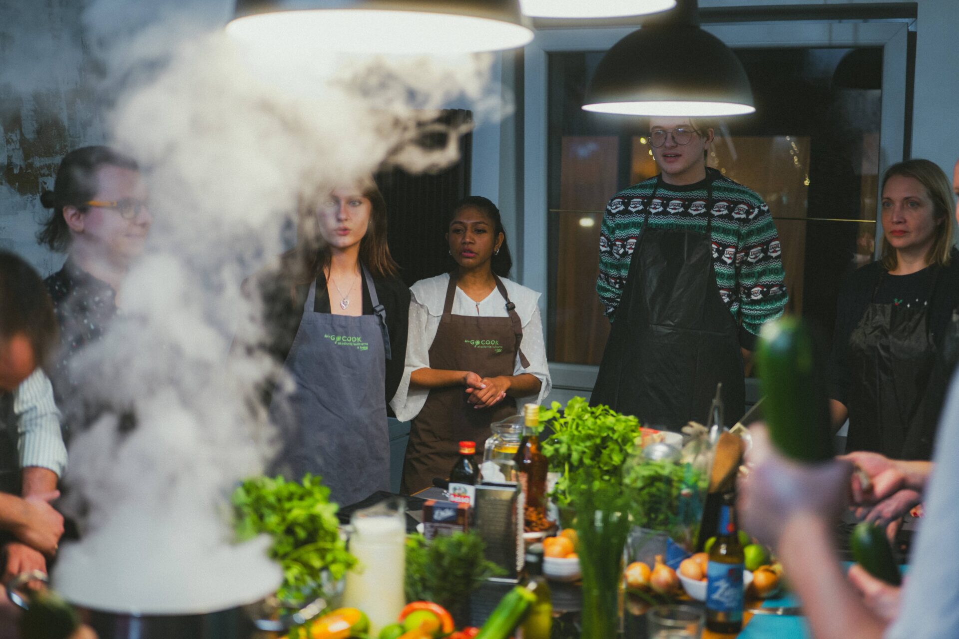 Read more about the article Pomysły na firmową wigilię 2025 – Dlaczego warsztaty kulinarne to hit sezonu?