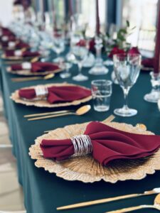 zastawiony stół na wigilię firmową