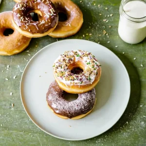 dwa pączki na talerzyku