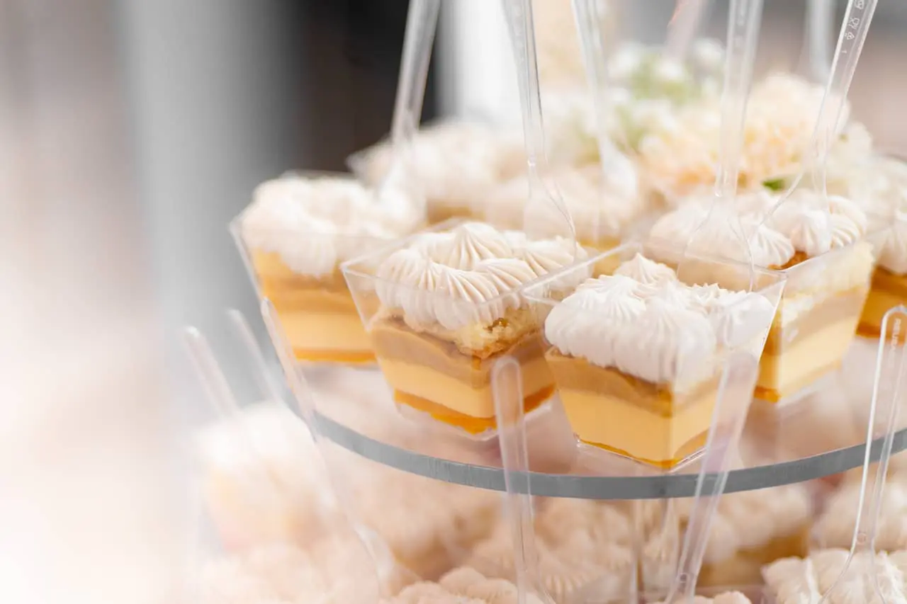 ciastka z kremem na paterze