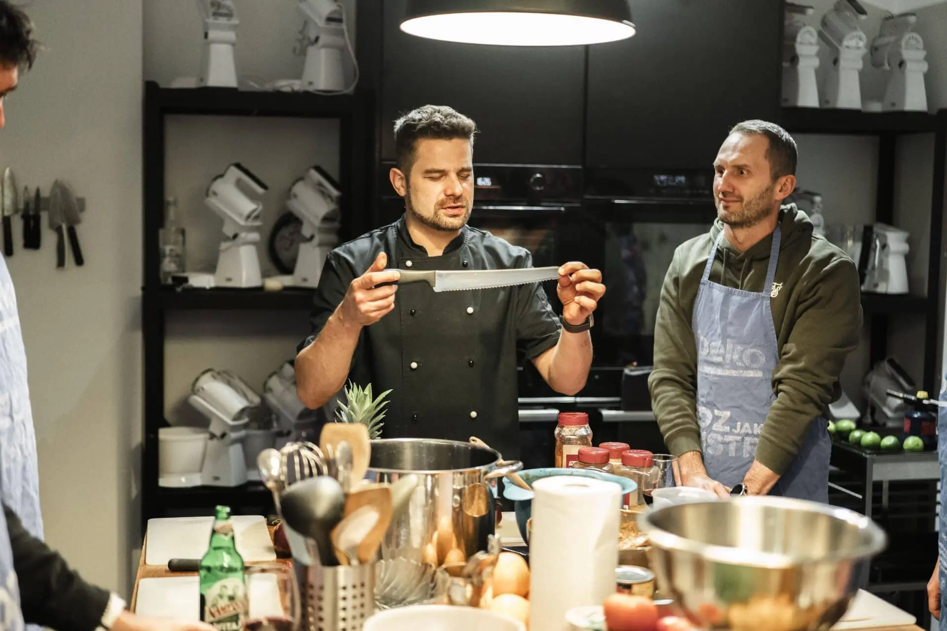 Read more about the article Zawód kucharza – kompletny przewodnik: od pierwszych technik do pracy w gastronomii