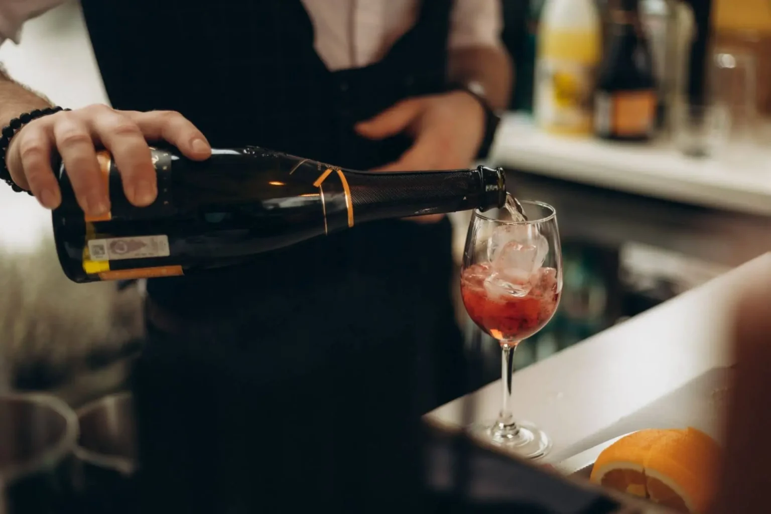 szampan i kieliszek - urodziny dorosłego