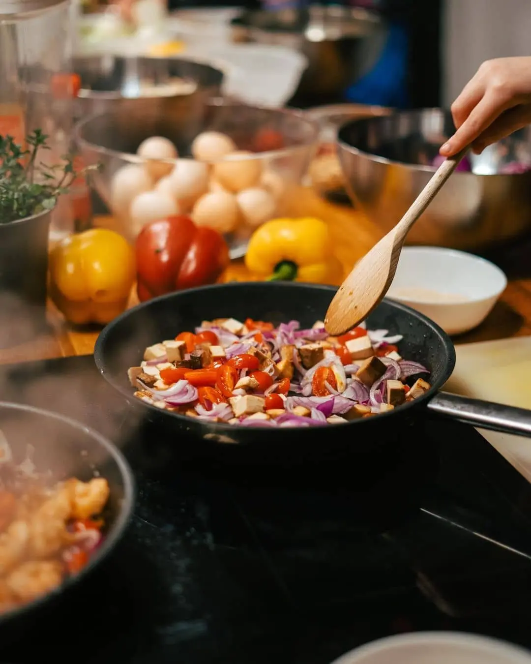 patelnia z posiłkiem podczas gotowania